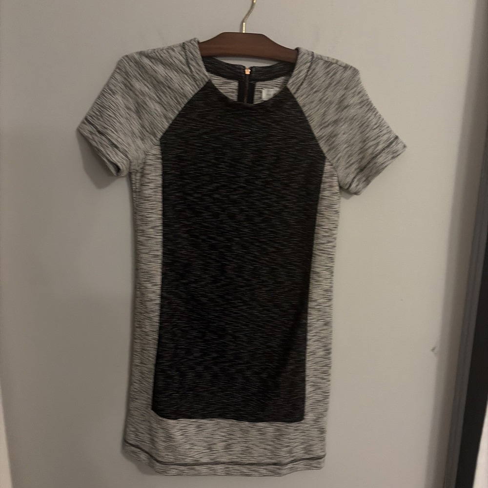 NWT Lou And Gray Womens Size XS Short Sleeve Round‎ Neck Gray Shift Shirt Dress